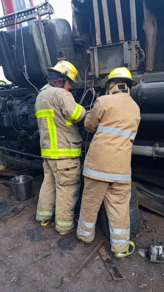 Cuatro personas lesionadas al caer tractocamión de un puente en #Tepeji