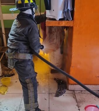 Protección Civil y Bomberos de Tula atienen incendio causado por fuga de gas
