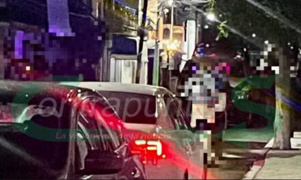 Ciudadanos aseguran a un sujeto que presuntamente intentaba robar un vehículo.