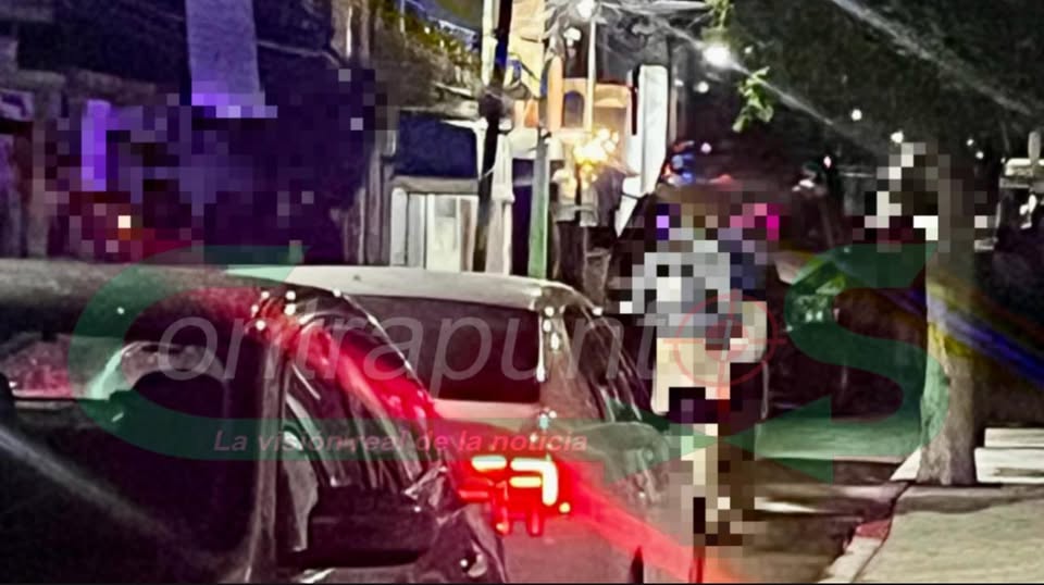 Ciudadanos aseguran a un sujeto que presuntamente intentaba robar un vehículo.