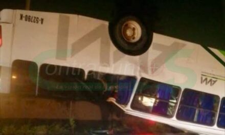 Vuelca autobús de AVM en la Tula Jorobas