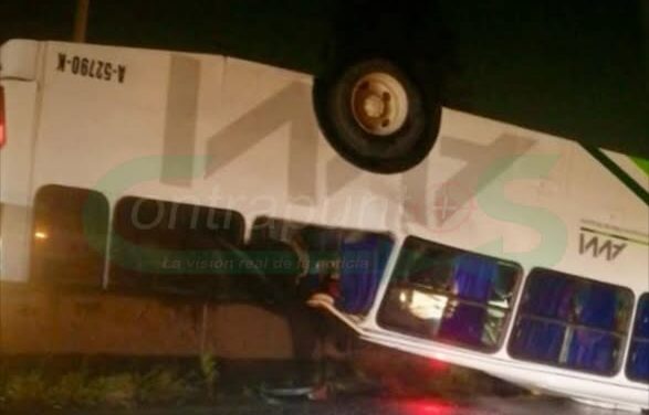 Vuelca autobús de AVM en la Tula Jorobas
