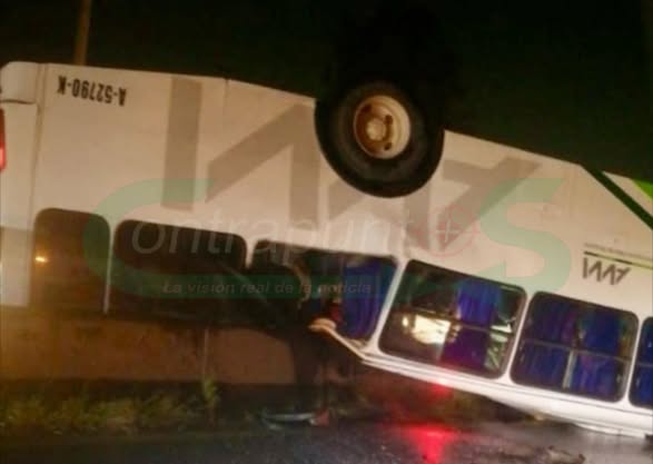 Vuelca autobús de AVM en la Tula Jorobas