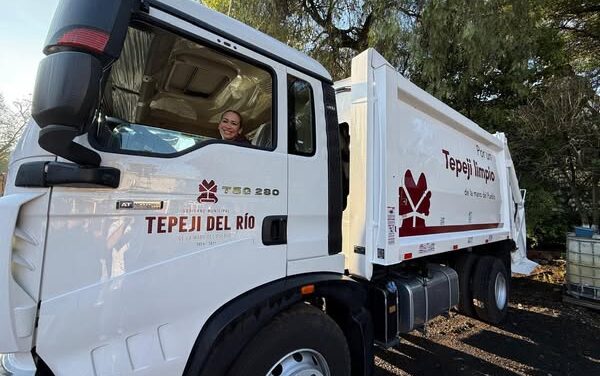 Entrega de nuevo camión recolector de basura en Tepeji del Río