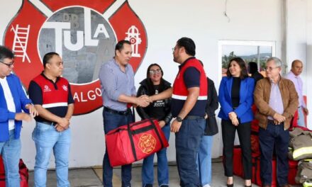 Cristhian Martínez entrega uniformes a elementos de protección civil y bomberos de Tula de Allende