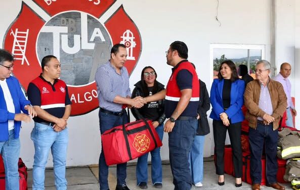 Cristhian Martínez entrega uniformes a elementos de protección civil y bomberos de Tula de Allende
