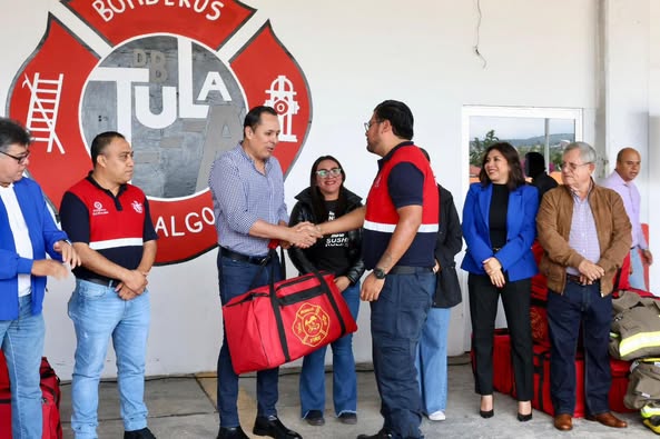 Cristhian Martínez entrega uniformes a elementos de protección civil y bomberos de Tula de Allende