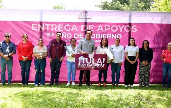 Cristhian Martínez entrega luminarias y cemento en la colonia el Montecillo.