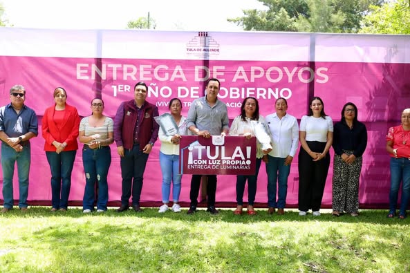 Cristhian Martínez entrega luminarias y cemento en la colonia el Montecillo.