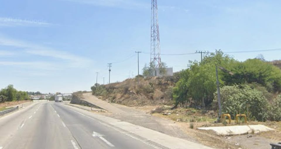 Localizan cuerpo en avanzado esta de descomposición en la autopista México Querétaro