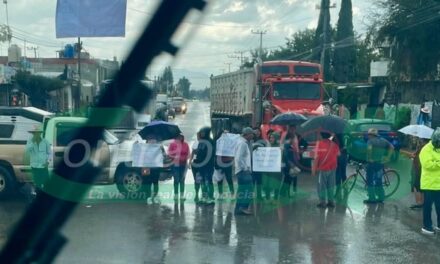 Familiares de dos de los tres detenidos el día de ayer en Tlaxcoapan, llevan a cabo un bloqueo en la carretera Atitalaquia Apaxco, a la altura de El Tablón.