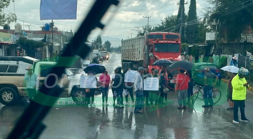 Familiares de dos de los tres detenidos el día de ayer en Tlaxcoapan, llevan a cabo un bloqueo en la carretera Atitalaquia Apaxco, a la altura de El Tablón.