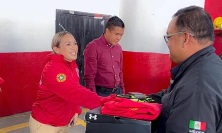 Tania Valdez entrega equipo al personal de Bomberos