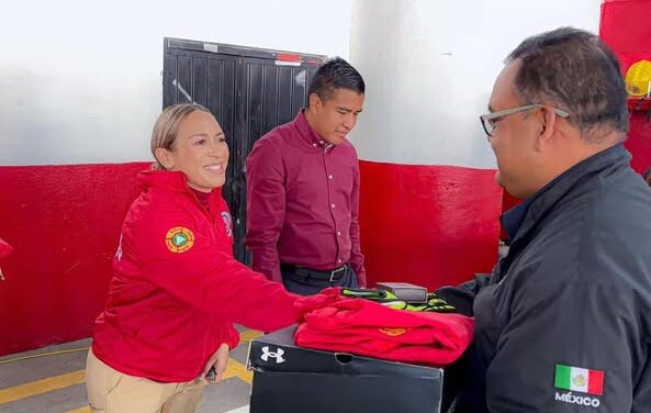 Tania Valdez entrega equipo al personal de Bomberos
