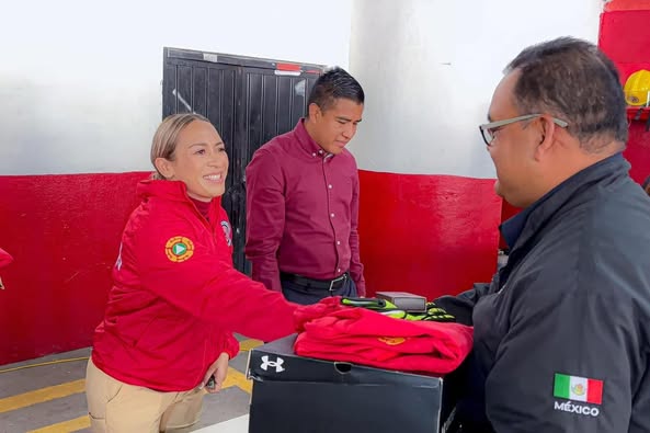Tania Valdez entrega equipo al personal de Bomberos