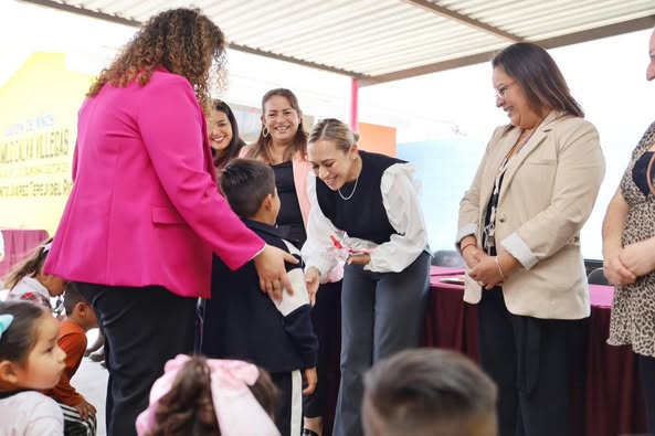 Rehabilitan la biblioteca del Jardín de Niños “Camilo Calva Villegas”.