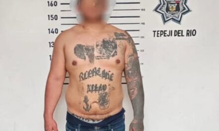 Policías municipales de Tepeji del Rio detienen a una persona en Tlaxinacalpan