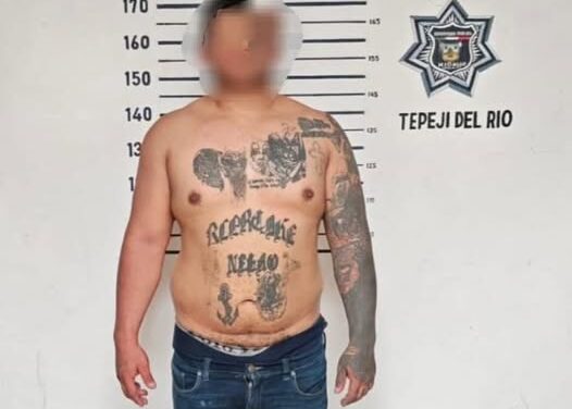 Policías municipales de Tepeji del Rio detienen a una persona en Tlaxinacalpan