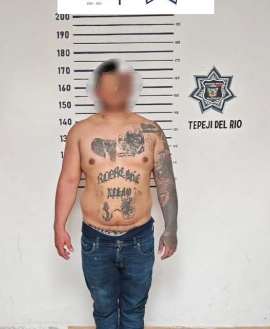 Policías municipales de Tepeji del Rio detienen a una persona en Tlaxinacalpan