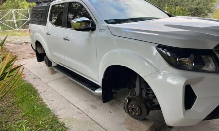 Roban llantas de una camioneta en Tepeji del Río
