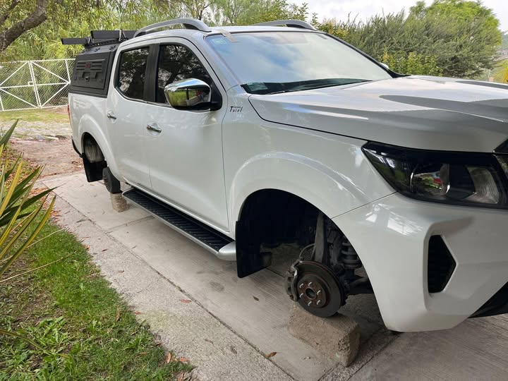 Roban llantas de una camioneta en Tepeji del Río