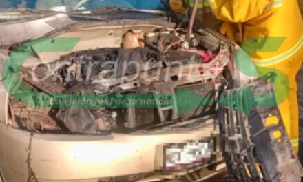 Bomberos de Atotonilco de Tula atienden reporte de incendio de un vehículo