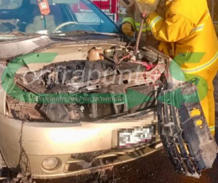 Bomberos de Atotonilco de Tula atienden reporte de incendio de un vehículo