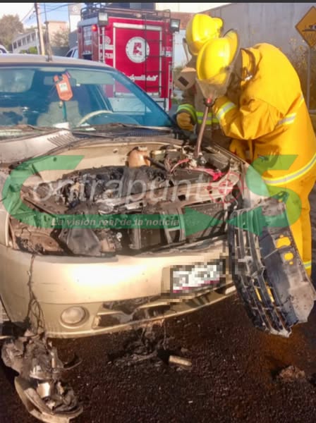 Bomberos de Atotonilco de Tula atienden reporte de incendio de un vehículo
