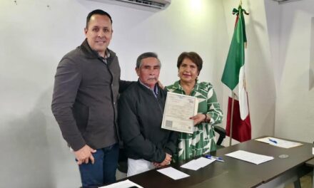 Cristhian Martínez firma contrato para la perforación de un nuevo pozo