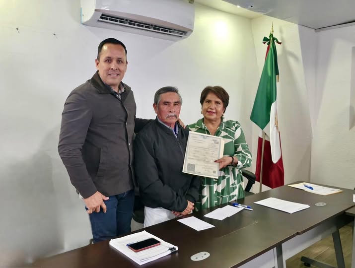 Cristhian Martínez firma contrato para la perforación de un nuevo pozo