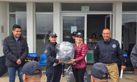 Tania Valdez entrega uniformes y equipo táctico a elementos policíacos