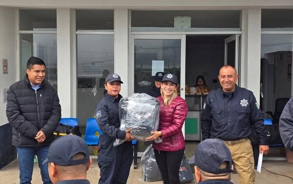 Tania Valdez entrega uniformes y equipo táctico a elementos policíacos