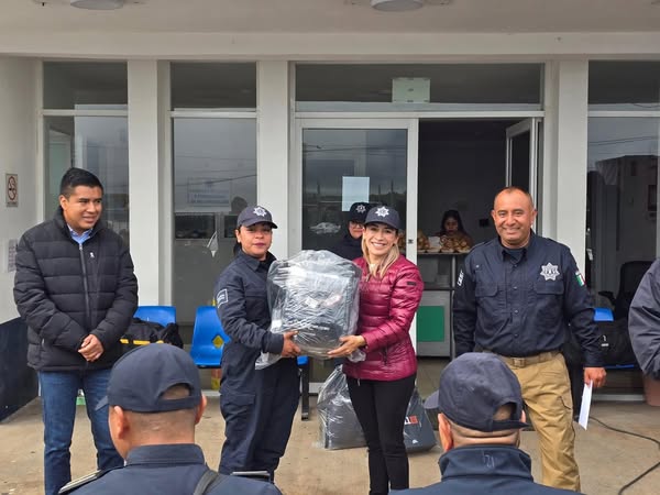 Tania Valdez entrega uniformes y equipo táctico a elementos policíacos