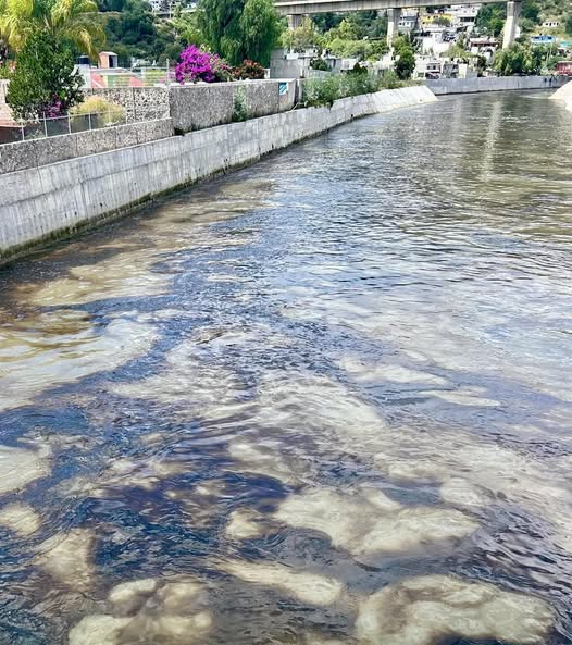 Vecinos de Tula de Allende reportan que hay un líquido vertido en el Río Tula, que desprende un fuerte olor.