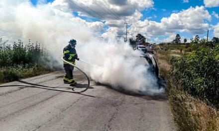 Bomberos de Tula de Allende atienden reporte de incendio de un vehículo