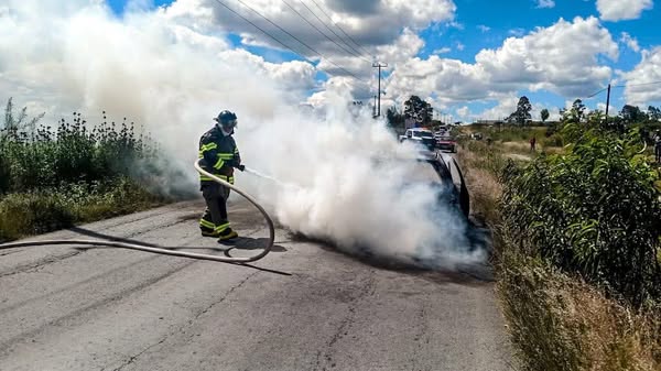 Bomberos de Tula de Allende atienden reporte de incendio de un vehículo