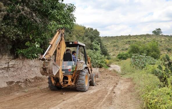 Avanza Programa de Mejoramiento de Caminos Rurales en San Juan Otlaxpa