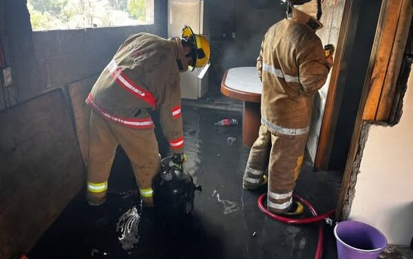 Bomberos de Tepeji sofocan incendio de una vivienda en El Salto