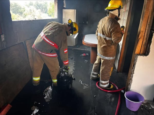 Bomberos de Tepeji sofocan incendio de una vivienda en El Salto