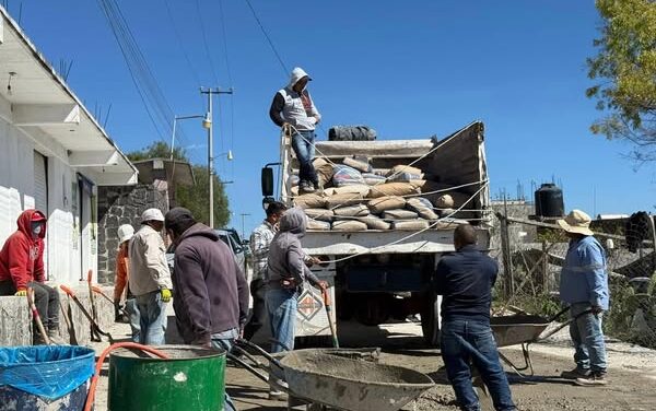 Entregan cemento a vecinos de la calle Niños Héroes en San Ildefonso