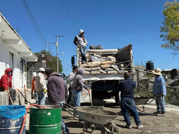 Entregan cemento a vecinos de la calle Niños Héroes en San Ildefonso