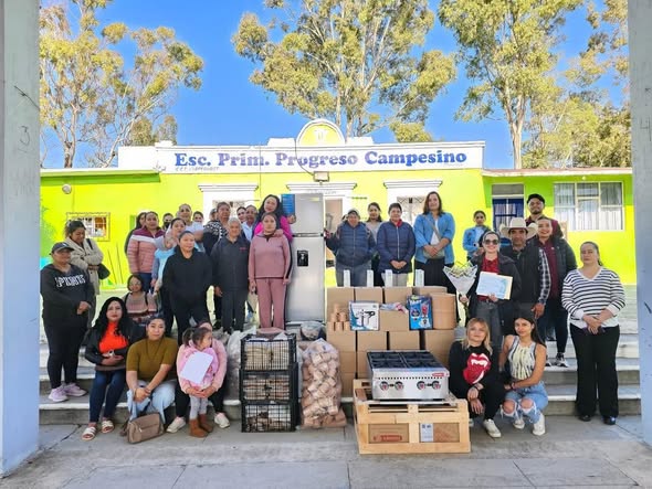 Entregan mobiliario para le comedor escolar en es Primaria de Tepeji