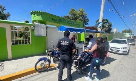 Seguridad Pública promueve la 𝘀𝗲𝗴𝘂𝗿𝗶𝗱𝗮𝗱 𝘃𝗶𝗮𝗹 con la entrega de 𝘁𝗿𝗶́𝗽𝘁𝗶𝗰𝗼𝘀 𝗶𝗻𝗳𝗼𝗿𝗺𝗮𝘁𝗶𝘃𝗼𝘀 𝗮 𝗺𝗼𝘁𝗼𝗰𝗶𝗰𝗹𝗶𝘀𝘁𝗮𝘀 en la 𝗰𝗼𝗺𝘂𝗻𝗶𝗱𝗮𝗱 𝗱𝗲 𝗩𝗶𝘁𝗼