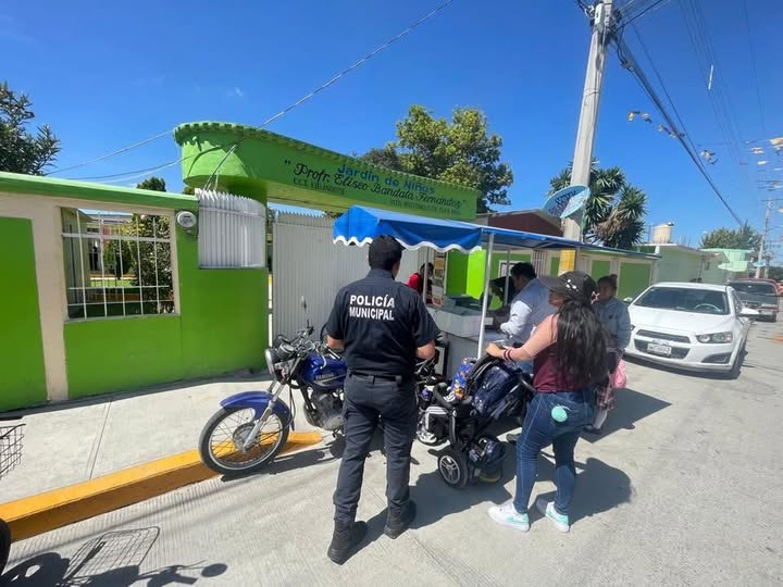 Seguridad Pública promueve la 𝘀𝗲𝗴𝘂𝗿𝗶𝗱𝗮𝗱 𝘃𝗶𝗮𝗹 con la entrega de 𝘁𝗿𝗶́𝗽𝘁𝗶𝗰𝗼𝘀 𝗶𝗻𝗳𝗼𝗿𝗺𝗮𝘁𝗶𝘃𝗼𝘀 𝗮 𝗺𝗼𝘁𝗼𝗰𝗶𝗰𝗹𝗶𝘀𝘁𝗮𝘀 en la 𝗰𝗼𝗺𝘂𝗻𝗶𝗱𝗮𝗱 𝗱𝗲 𝗩𝗶𝘁𝗼