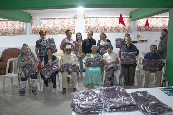 𝗘𝗻𝘁𝗿𝗲𝗴𝗮 𝗱𝗲 𝘂𝗻𝗶𝗳𝗼𝗿𝗺𝗲𝘀 𝗮 𝗹𝗮𝘀 𝗖𝗮𝘀𝗮𝘀 𝗱𝗲𝗹 𝗔𝗱𝘂𝗹𝘁𝗼 𝗠𝗮𝘆𝗼𝗿 𝗱𝗲 𝗔𝘁𝗼𝘁𝗼𝗻𝗶𝗹𝗰𝗼 𝗱𝗲 𝗧𝘂𝗹𝗮