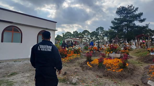 Realizan operativo en panteones de Tula de Allende