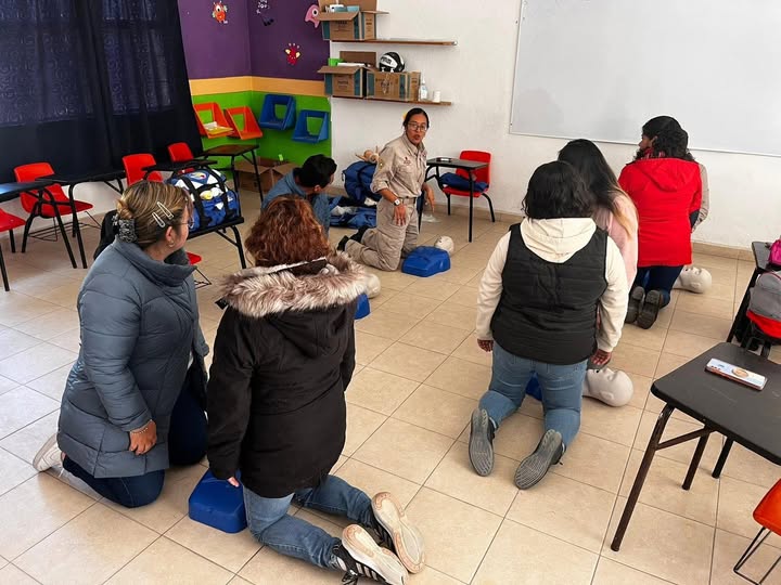 Capacitan en primeros auxilios a maestros de La Escuela Primaria “Luis Hidalgo Monroy”