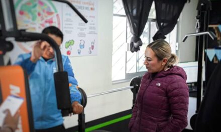Tania Valdez recorre instalaciones de la Unidad Deportiva y del gimnasio gratuito