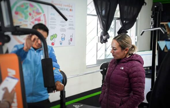 Tania Valdez recorre instalaciones de la Unidad Deportiva y del gimnasio gratuito