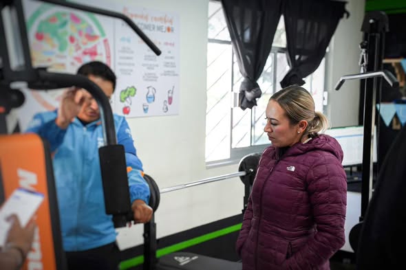 Tania Valdez recorre instalaciones de la Unidad Deportiva y del gimnasio gratuito